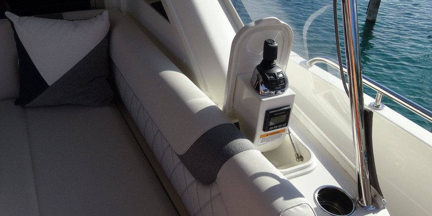 Riviera 6000 Sport Yacht