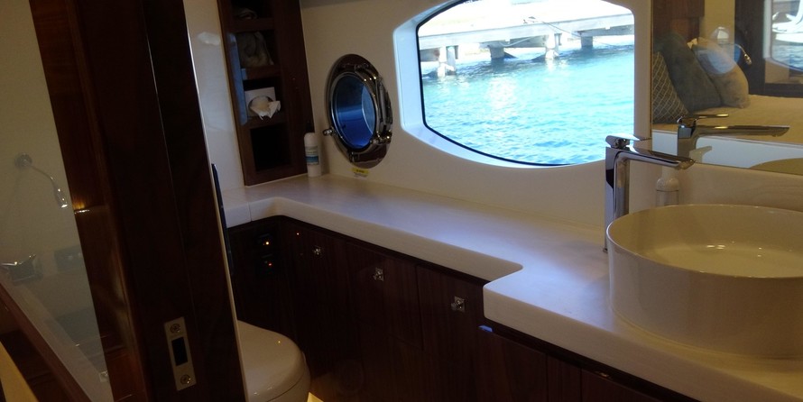 Riviera 6000 Sport Yacht