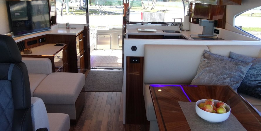 Riviera 6000 Sport Yacht