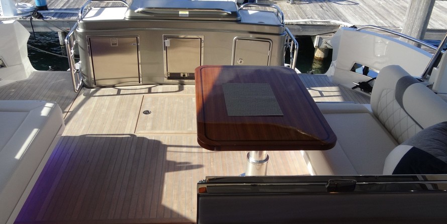 Riviera 6000 Sport Yacht