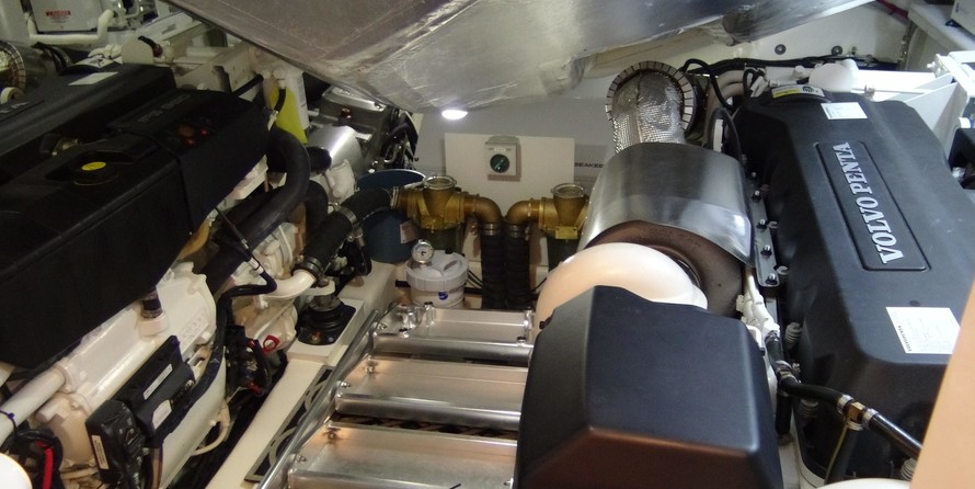 Riviera 6000 Sport Yacht