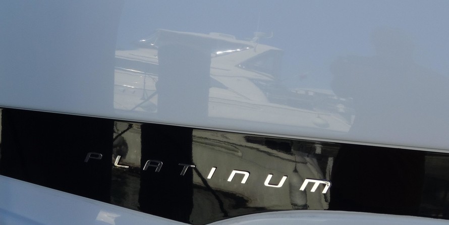 Riviera 6000 Sport Yacht