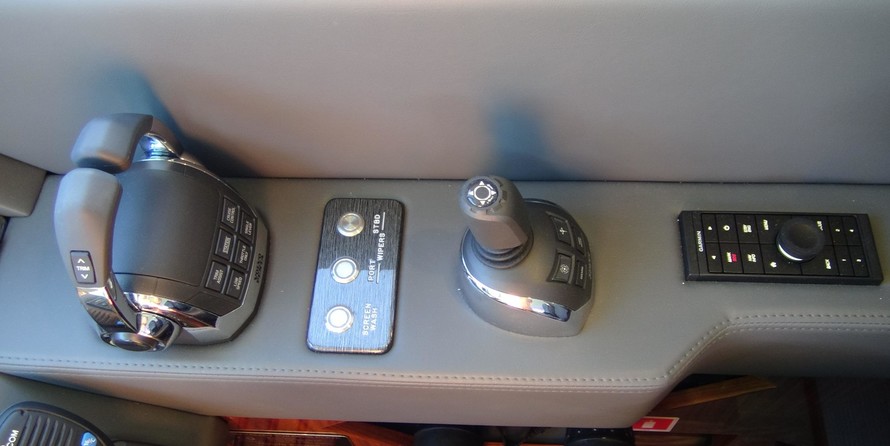 Riviera 6000 Sport Yacht