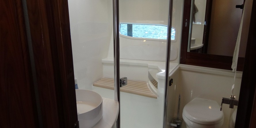 Riviera 6000 Sport Yacht