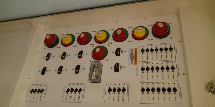 Riviera 6000 Sport Yacht