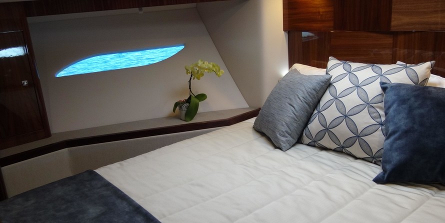 Riviera 6000 Sport Yacht