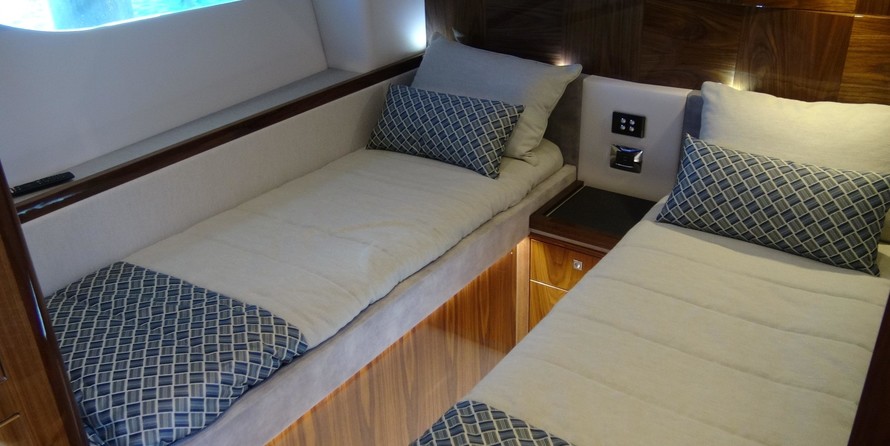 Riviera 6000 Sport Yacht