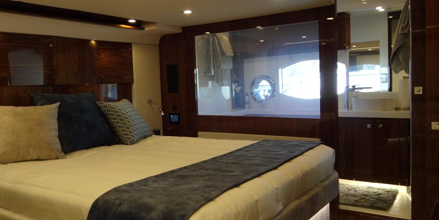 Riviera 6000 Sport Yacht