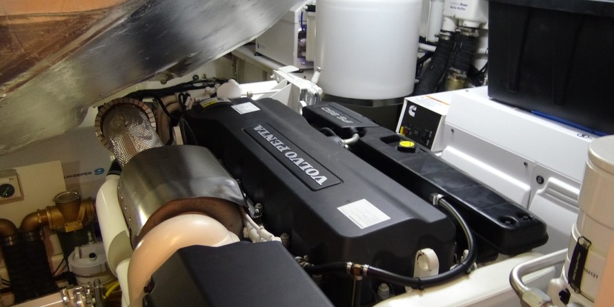 Riviera 6000 Sport Yacht