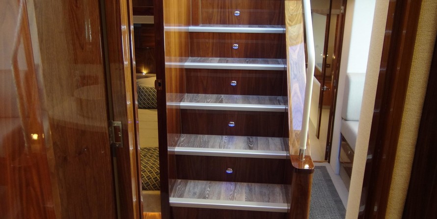 Riviera 6000 Sport Yacht