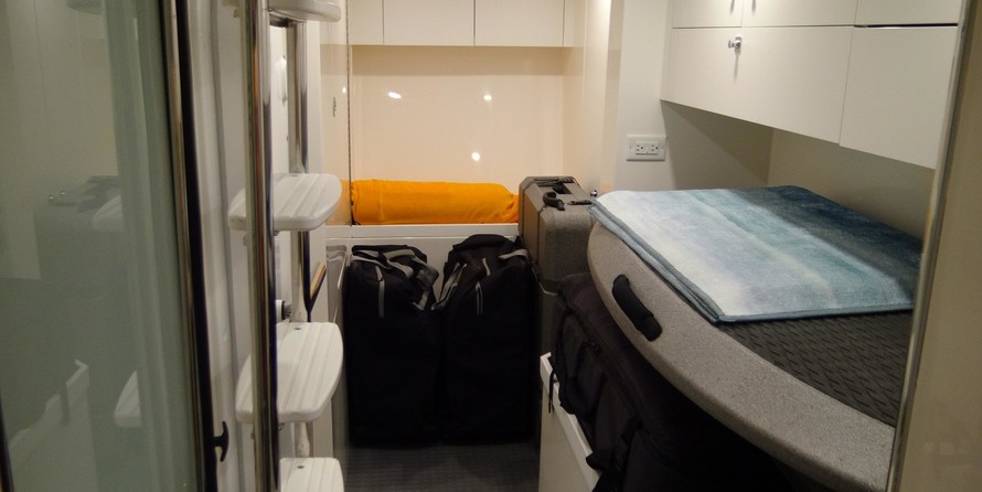 Riviera 6000 Sport Yacht