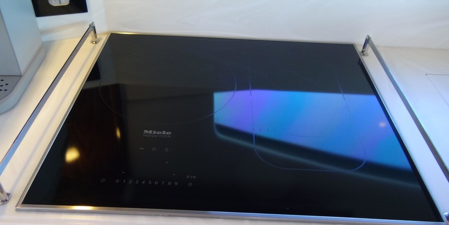 Riviera 6000 Sport Yacht