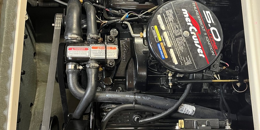 Sea ray 215 express cruiser