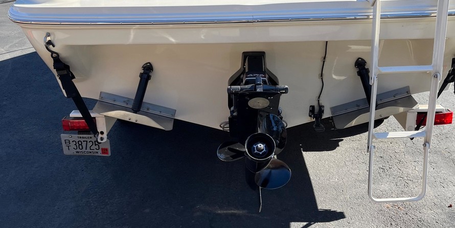 Sea ray 215 express cruiser