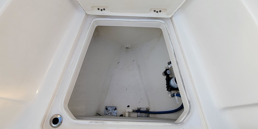 Robalo centre console r272