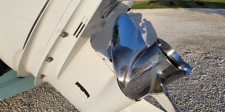 Robalo centre console r272