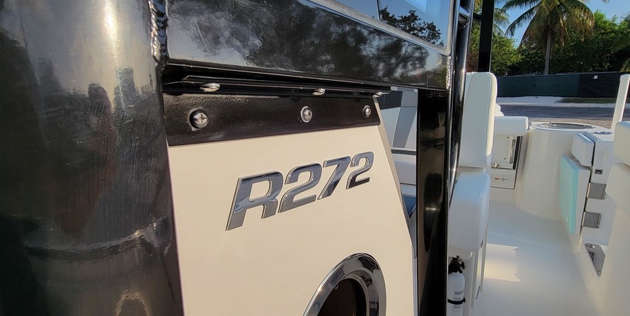 Robalo centre console r272