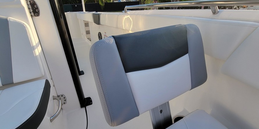 Robalo centre console r272