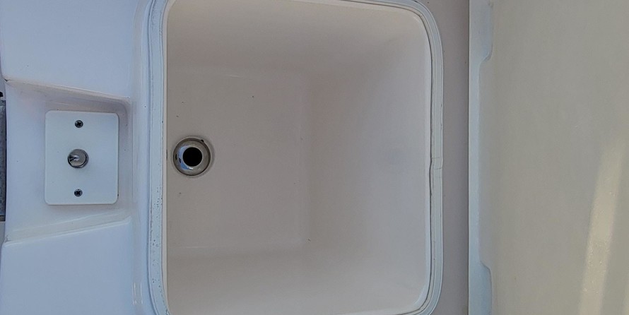 Robalo centre console r272