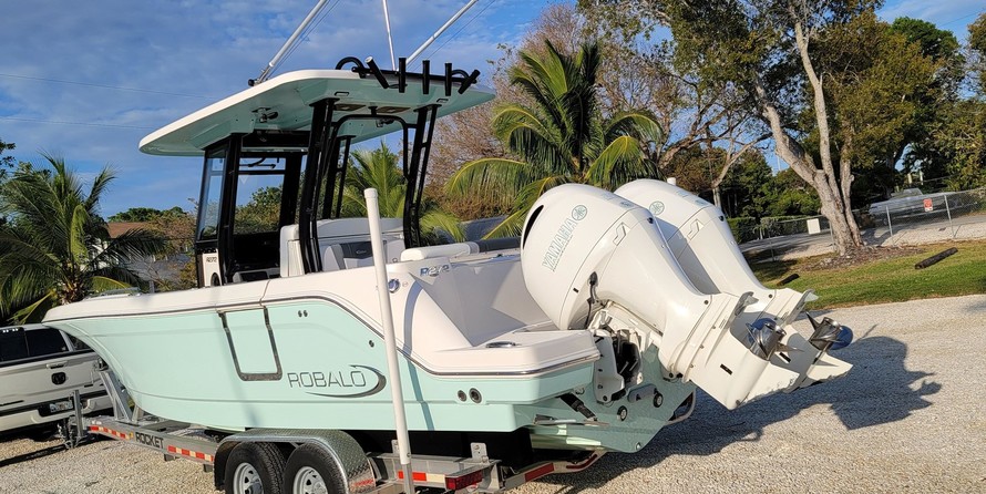 Robalo centre console r272