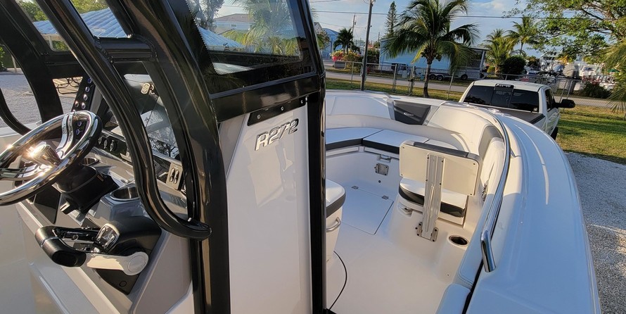 Robalo centre console r272