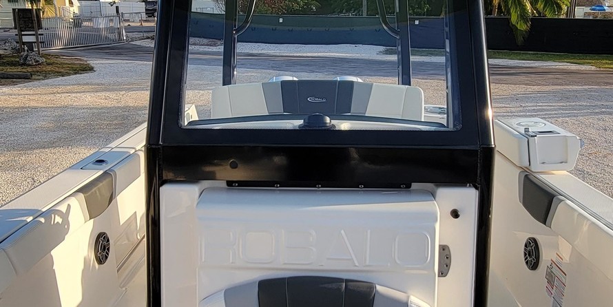 Robalo centre console r272