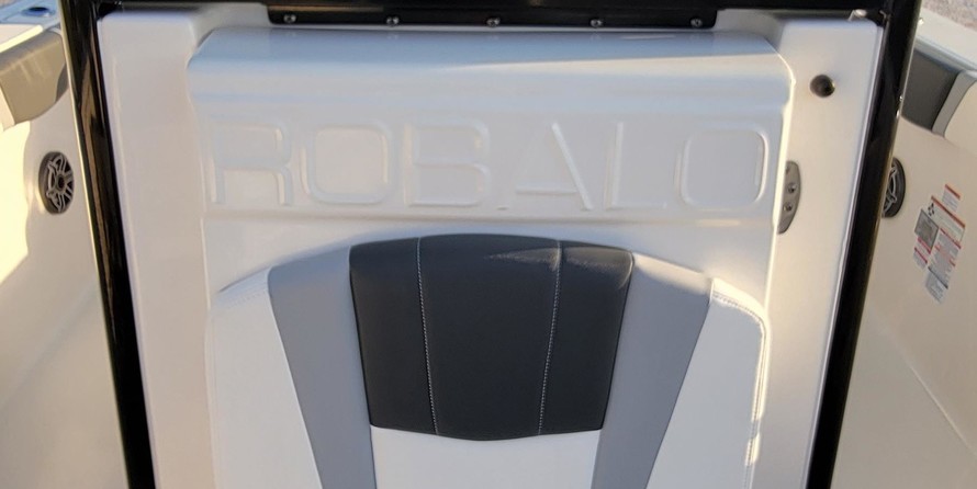 Robalo centre console r272