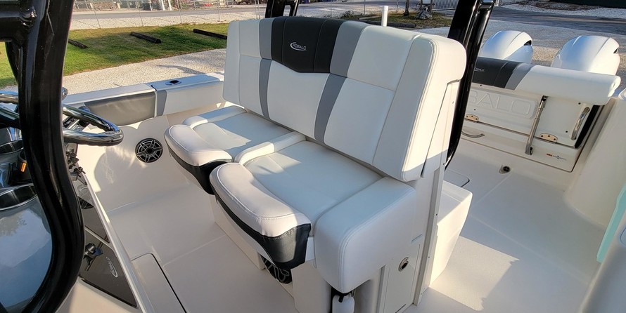 Robalo centre console r272