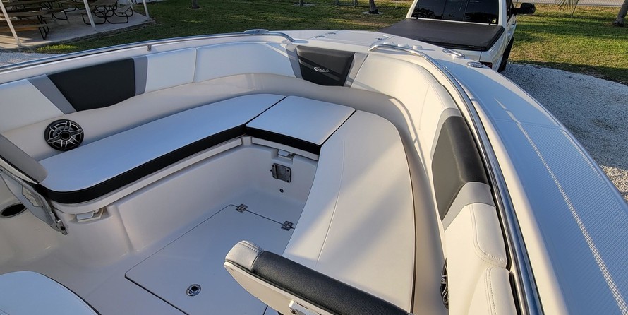 Robalo centre console r272