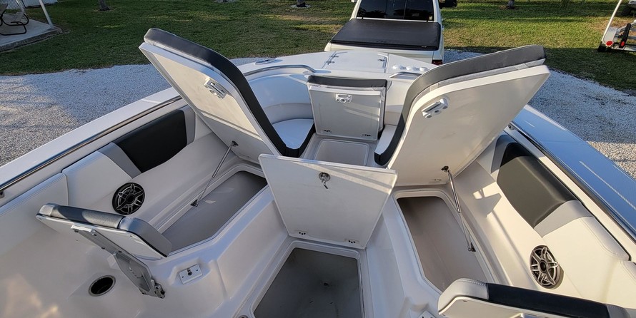 Robalo centre console r272