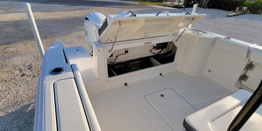 Robalo centre console r272