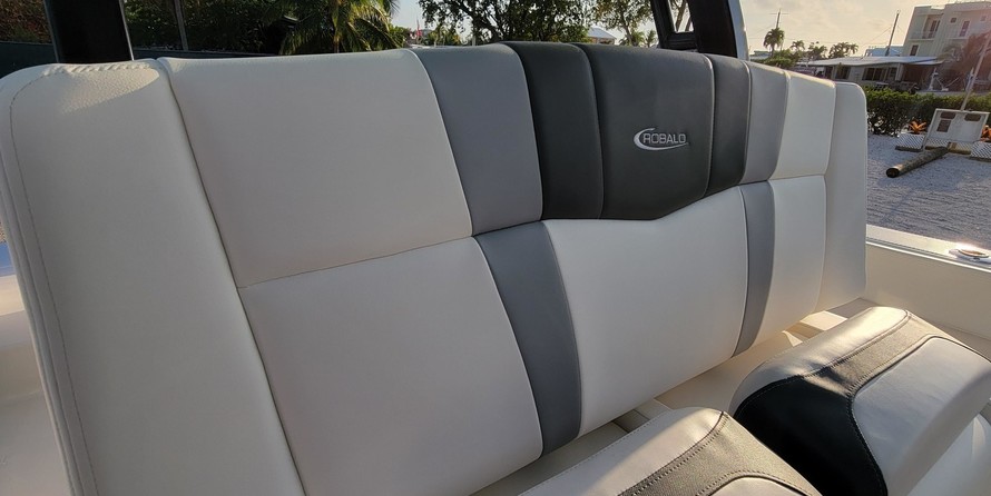 Robalo centre console r272