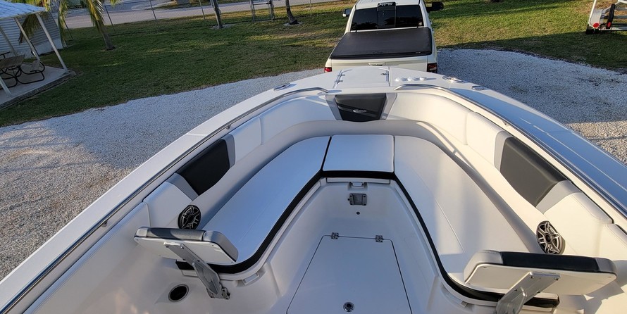 Robalo centre console r272