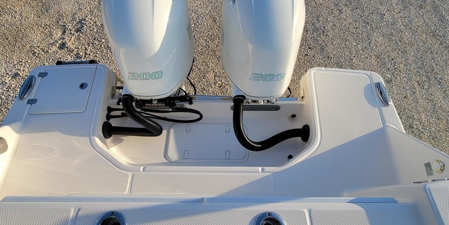 Robalo centre console r272