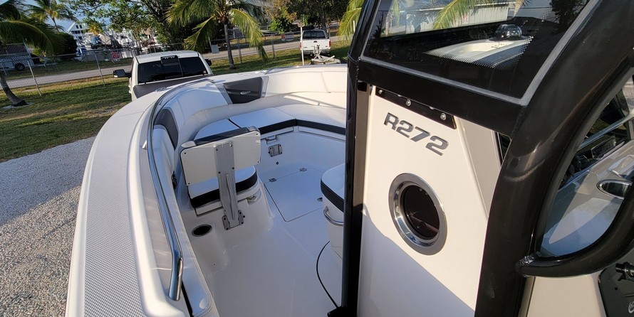 Robalo centre console r272