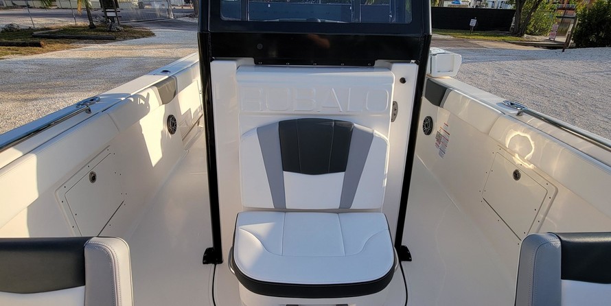 Robalo centre console r272