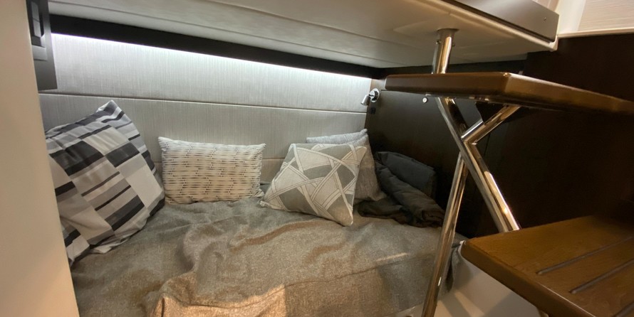 Cruisers Yachts Intercruiser 34