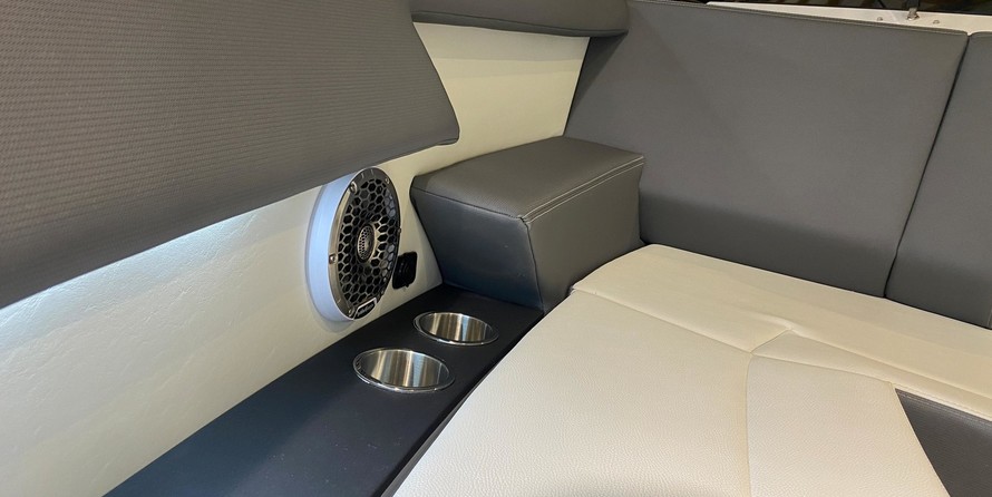 Cruisers Yachts Intercruiser 34