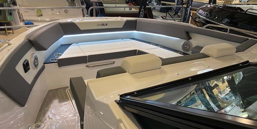 Cruisers Yachts Intercruiser 34