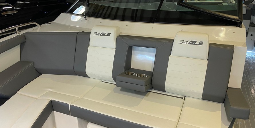 Cruisers Yachts Intercruiser 34