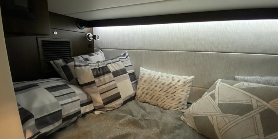 Cruisers Yachts Intercruiser 34