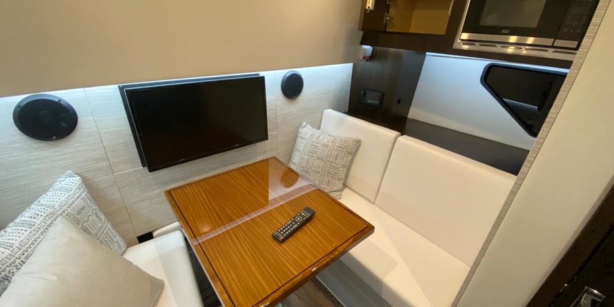 Cruisers Yachts Intercruiser 34