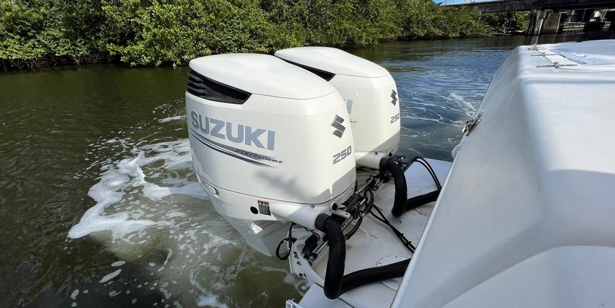 Pro-line 2950 mid cabin