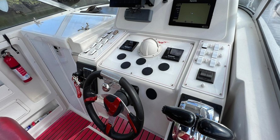 Pro-line 2950 mid cabin