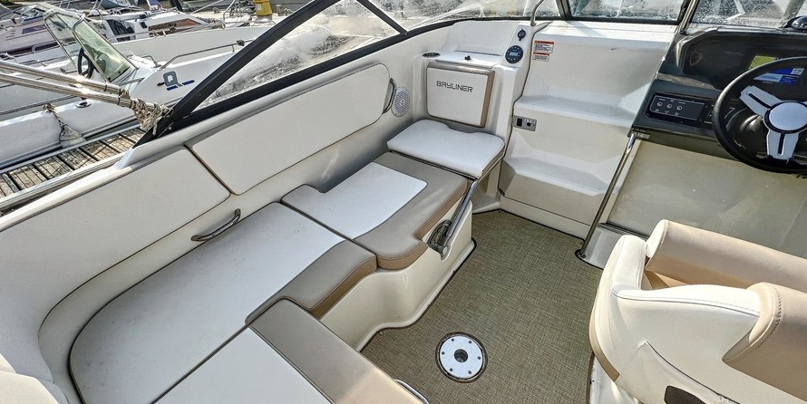 Bayliner VR5 Cuddy