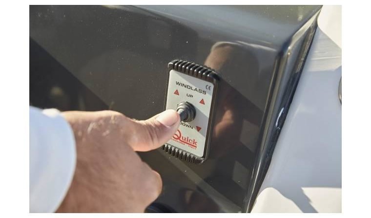 Quicksilver Activ 675 Sundeck