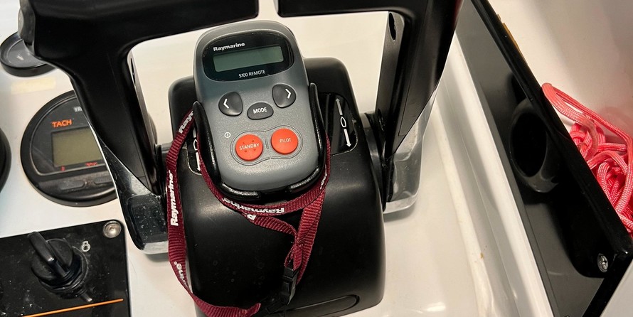 Glacier bay isle runner blue hull 2670