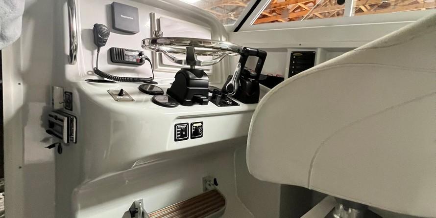 Glacier bay isle runner blue hull 2670