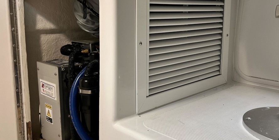 Glacier bay isle runner blue hull 2670