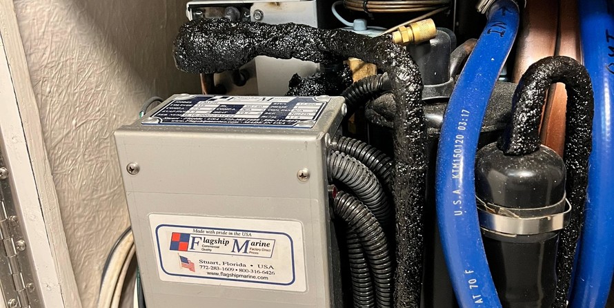 Glacier bay isle runner blue hull 2670